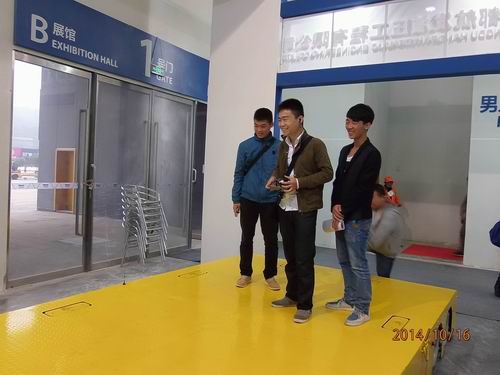 乐动网页版_乐动(中国)参展2014绵阳科博会-观众对全向移动平台表现了浓厚的兴趣.jpg
