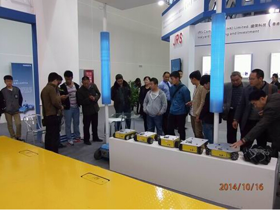 乐动网页版_乐动(中国)参展2014绵阳科博会-技术人员向观众演示机器人.jpg